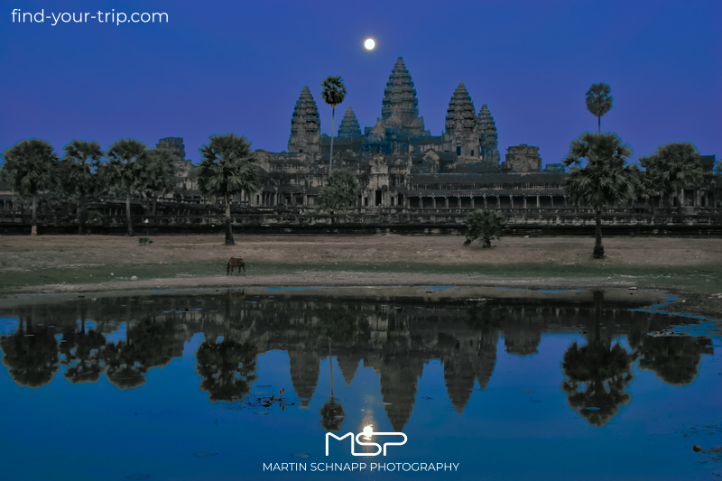 <b>Full moon</b> over <b>Angkor Wat</b> in <b>Cambodia</b> <a href='https://find-your-trip.com/?t=guide&poi=kh7278&lang=en' target='fyt'><nobr>[ ⭢	map ]</nobr></a>
