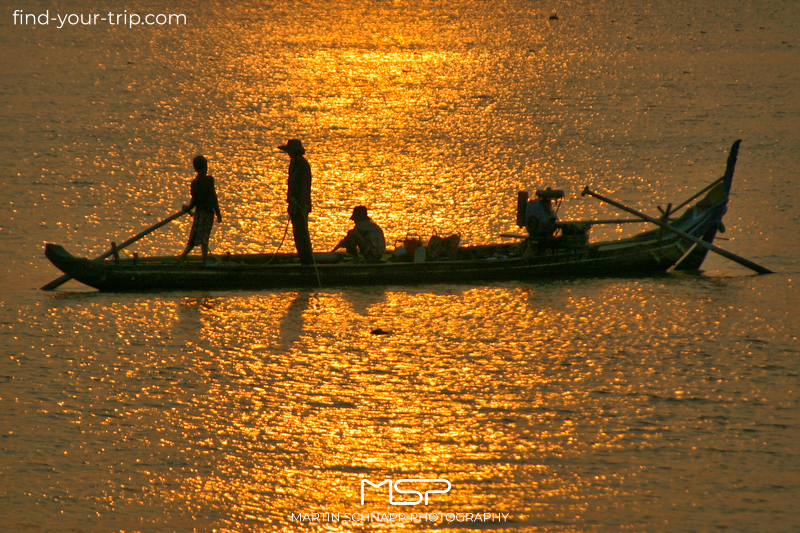 The water of the <b>Mekong</b> shimmers golden shortly after sunrise in Phnom Penh in <b>Cambodia</b> <a href='https://find-your-trip.com/?t=guide&poi=kh1&lang=en' target='fyt'><nobr>[ ⭢	map ]</nobr></a>
