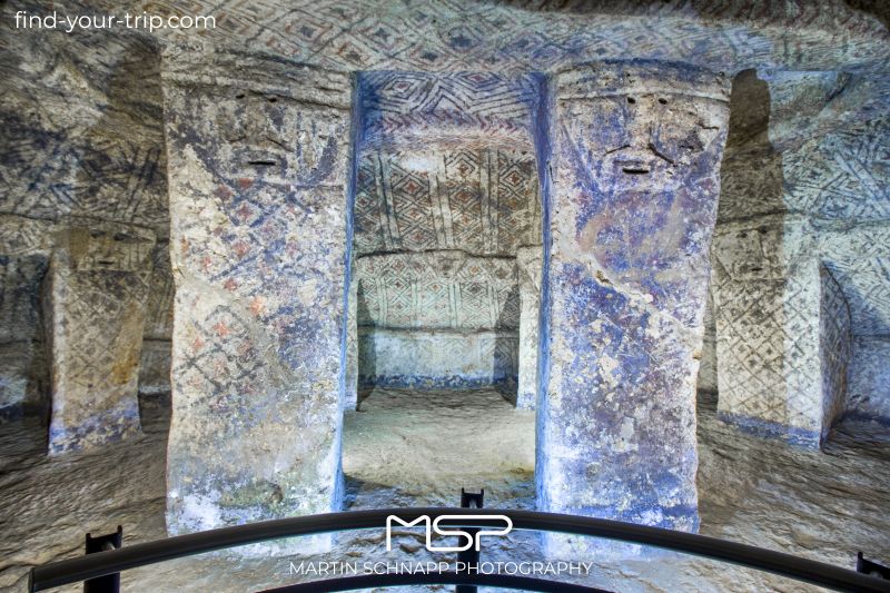 The richly decorated shaft tombs on the <b>Alto de Segovia</b> in <b>Tierradentro</b>, <b>Colombia</b>, was carved into the bedrock up to 5 meters deep. <a href='https://find-your-trip.com/?t=guide&poi=co16066&lang=en' target='fyt'><nobr>[ ⭢	map ]</nobr></a>