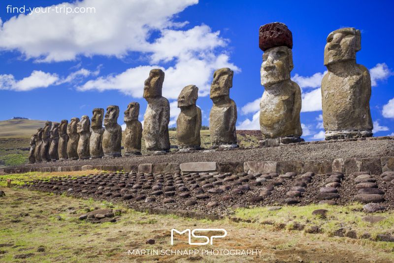 15 Moai stand at the <b>Ahu Tongariki</b> on <b>Easter Island</b>, which today belongs to <b>Chile</b>. It was the center of the Hotu-iti clan, the eastern confederation of the Rapa Nui. The 2nd Moai from the right has a pukao on his head. <a href='https://find-your-trip.com/?t=guide&poi=cl9266&lang=en' target='fyt'><nobr>[ ⭢	map ]</nobr></a>