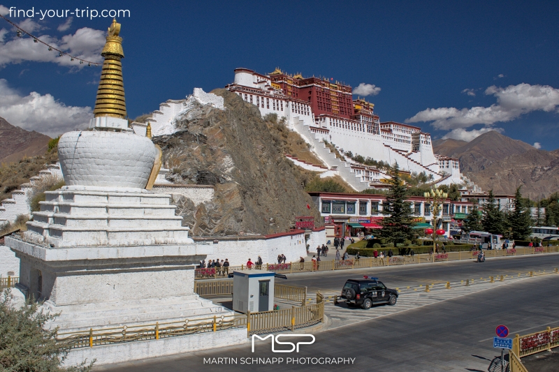 The <b>Potala Palace</b> in <b>Lhasa</b> in Tibet, <b>China</b> <a href='https://find-your-trip.com/?t=guide&poi=cn13464&lang=en' target='fyt'><nobr>[ ⭢	map ]</nobr></a>