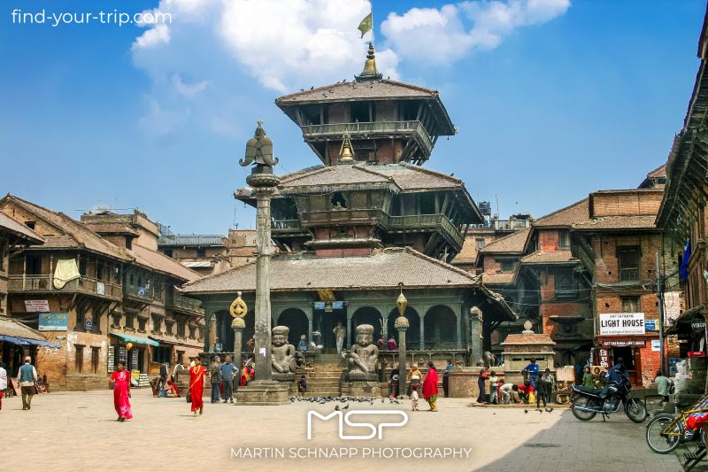 The <b>Dattatraya Temple</b> in <b>Bhaktapur</b> in <b>Nepal</b> was built in 1427 under the rule of Yaksha Mallas (1428-1482) and is dedicated to the three main Hindu deities Vishnu, Shiva and Brahma. It is said to have been built from the trunk of a single tree. In 1458 it was partially renovated by order of King Vishwa Malla (1547-1560). <a href='https://find-your-trip.com/?t=guide&poi=np6224&lang=en' target='fyt'><nobr>[ ⭢	map ]</nobr></a>
