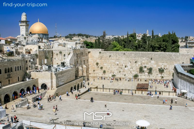 Temple Mount in the Old City of <b>Jerusalem</b> in <b>Israel</b>, with the <b>Dome of the Rock</b> on the left and the <b>Wailing Wall</b>, a part of the western enclosing wall of the plateau of the former Herodian Temple. <a href='https://find-your-trip.com/?t=guide&poi=il4507&lang=en' target='fyt'><nobr>[ ⭢	map ]</nobr></a>