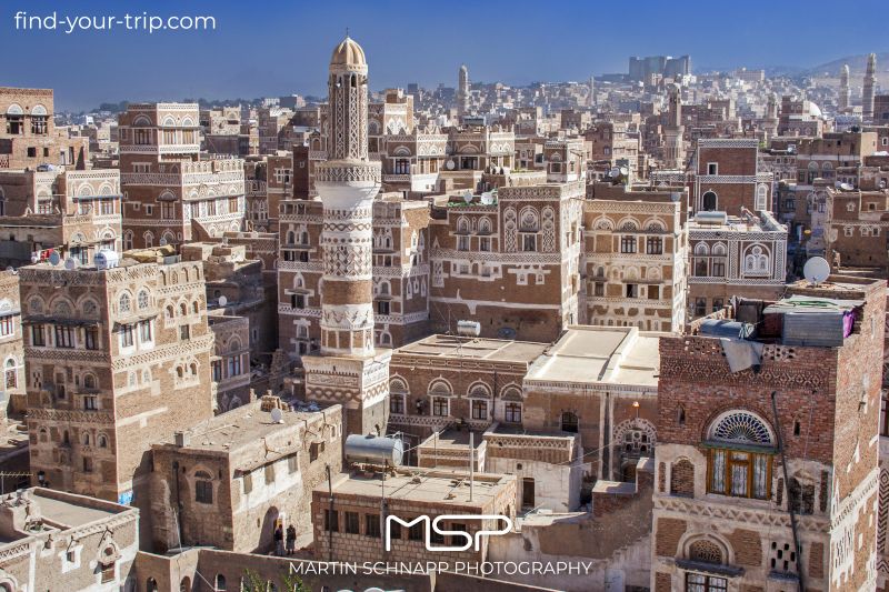 Typical tower houses in the <b>Old Town of Sanaa</b> in <b>Yemen</b>. <a href='https://find-your-trip.com/?t=guide&poi=ye1&lang=en' target='fyt'><nobr>[ ⭢	map ]</nobr></a>