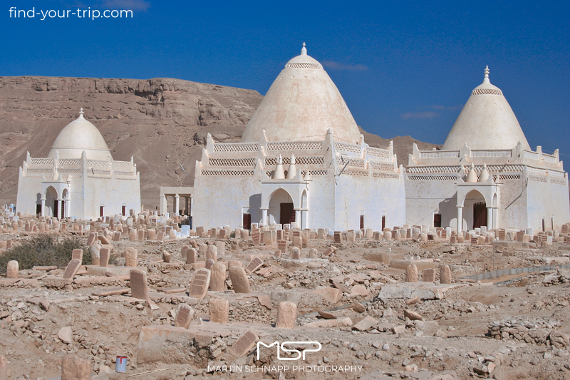 Mausoleums from the <b>Sufi cemetery</b> of <b>Einat</b> in <b>Yemen</b> <a href='https://find-your-trip.com/?t=guide&poi=ye8543&lang=en' target='fyt'><nobr>[ ⭢	map ]</nobr></a>