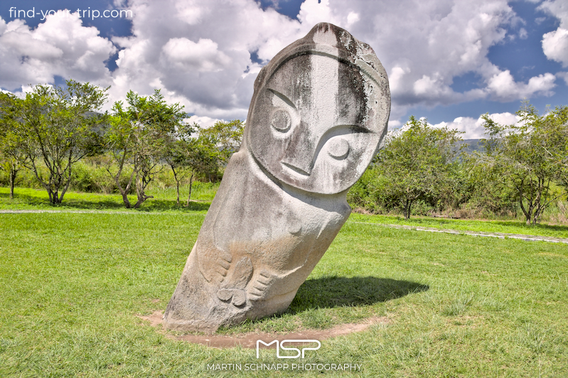 The <b>Palindo rock giant</b> is the largest megalithic statue found to date in the <b>Bada Valley</b> on the island of Sulawesi in <b>Indonesia</b>. "Palindo" means "entertainer" and is presumably derived from its cheerful and friendly appearance. These prehistoric stone artworks are believed to have been created between 3000 BC and 1300 AD. <a href='https://find-your-trip.com/?t=guide&poi=id36487&lang=en' target='fyt'><nobr>[ ⭢	map ]</nobr></a>