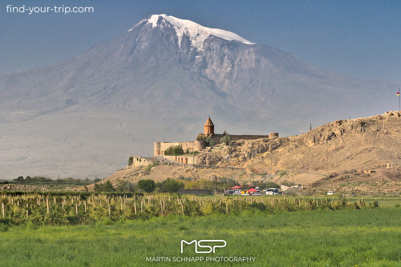 The <b>Khor Virap Monastery</b> in <b>Armenia</b> in front of Mount Ararat <a href='https://find-your-trip.com/?t=guide&poi=am7917&lang=en' target='fyt'><nobr>[ ⭢	map ]</nobr></a>
