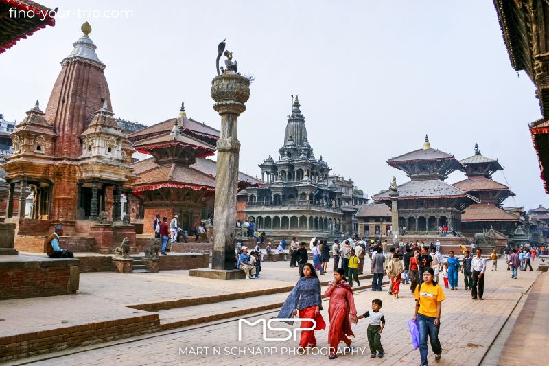 The <b>Patan Durbar Square</b> is an impressive ensemble of historical buidings at the centre of the city of <b>Lalitpur</b> in <b>Nepal</b>. <a href='https://find-your-trip.com/?t=guide&poi=np6229&lang=en' target='fyt'><nobr>[ ⭢	map ]</nobr></a>