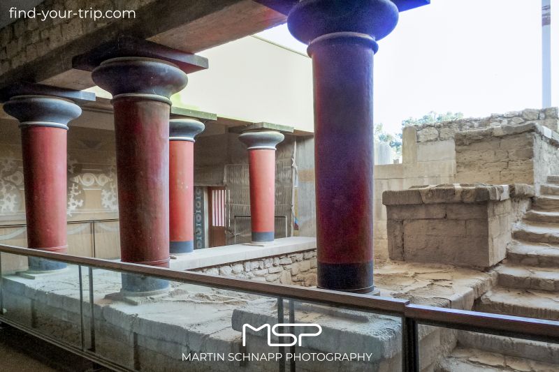 The palace of <b>Knossos</b> was particularly large, rich and magnificent and is the largest Minoan palace on the island of Crete in <b>Greece</b>. It was built between 2100 and 1800 BC on the site of a Neolithic settlement. <a href='https://find-your-trip.com/?t=guide&poi=gr7828&lang=en' target='fyt'><nobr>[ ⭢	map ]</nobr></a>